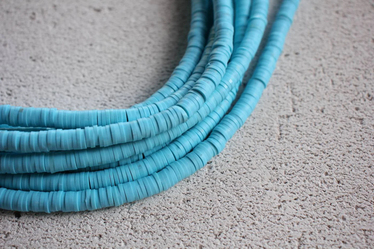 turquoise-blue-heishi-disc-surfer-beads.