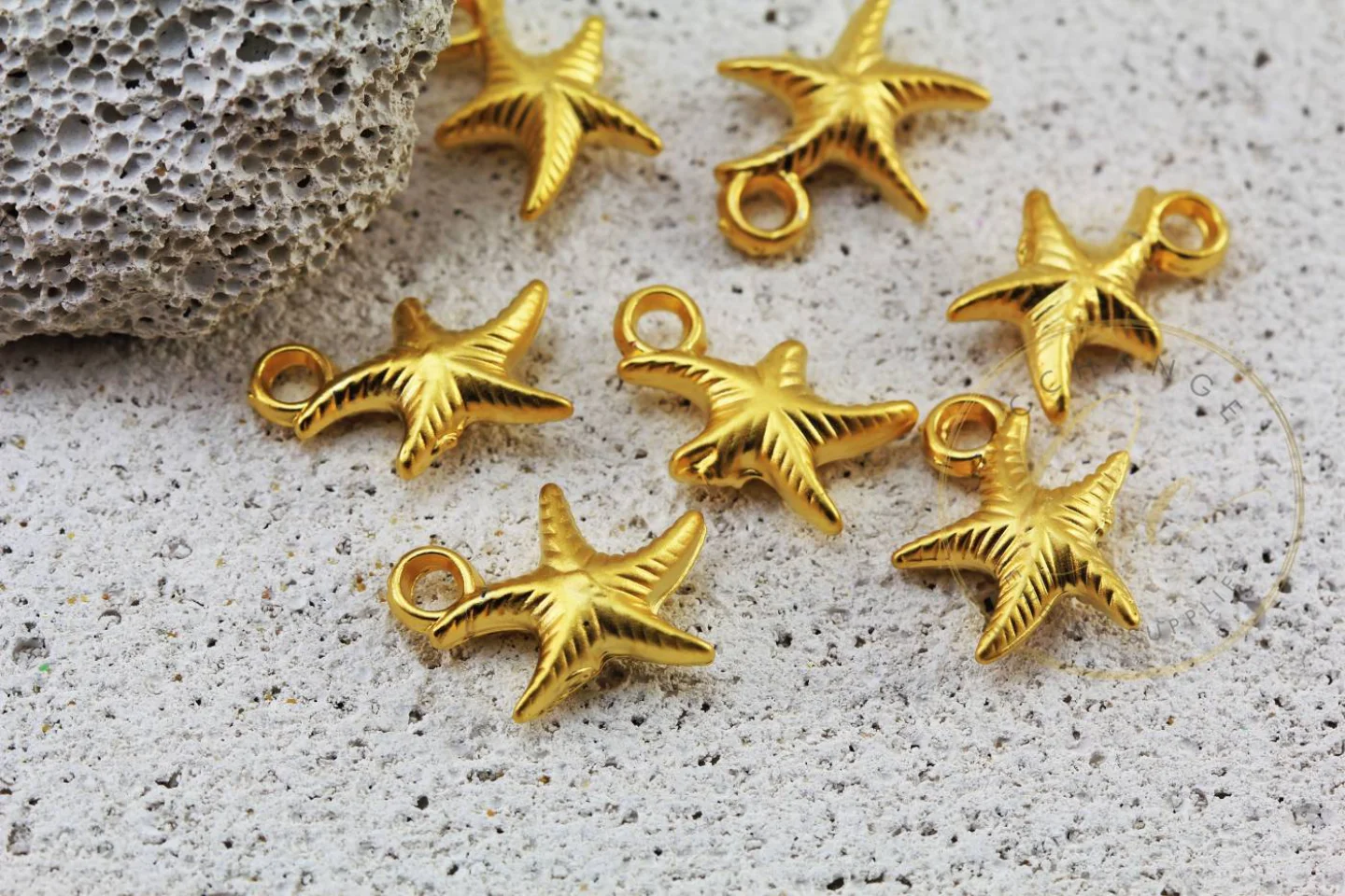 gold-starfish-pendants-summer-jewelry.