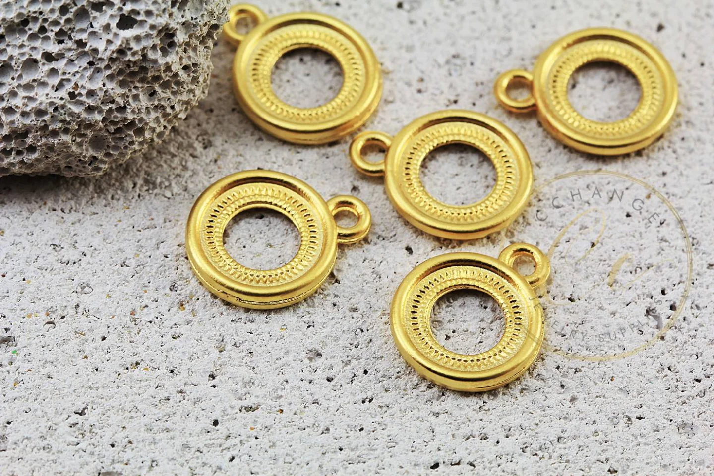 circle-charms-gold-jewelry-pendants.