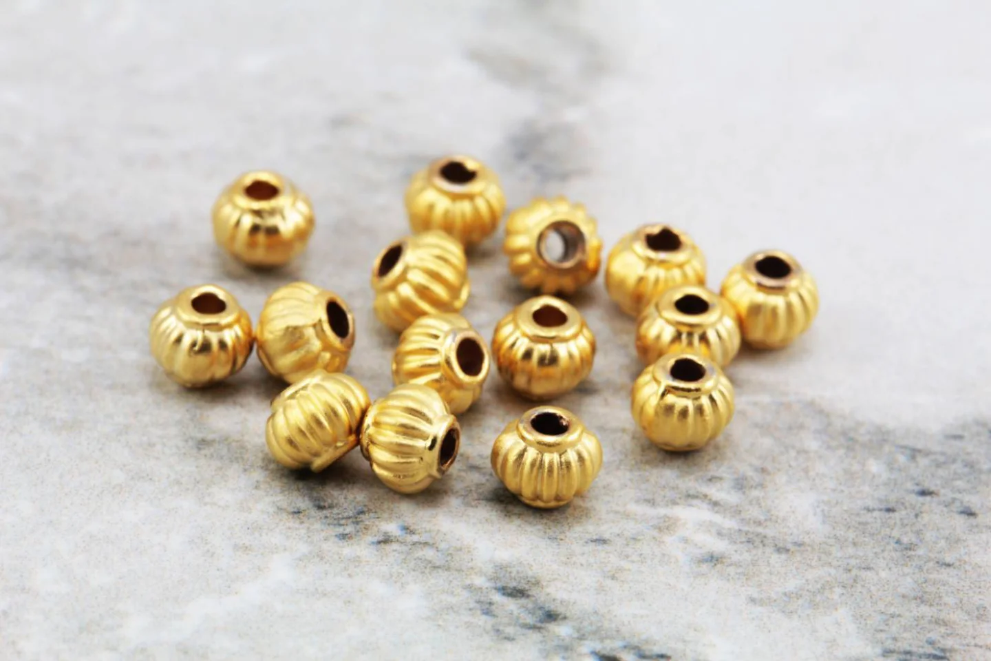 gold-plated-round-5mm-spacer-metal-beads.