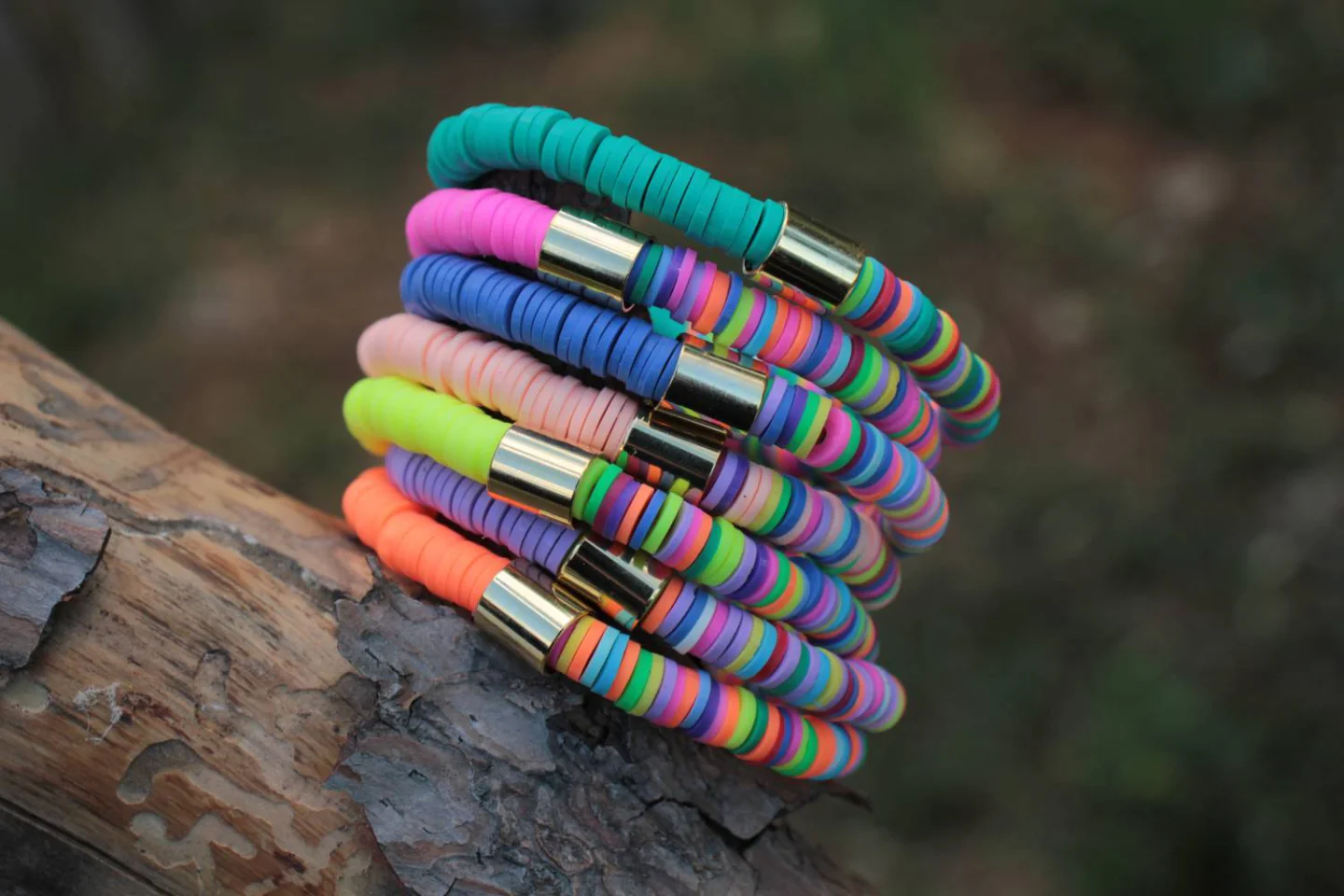 stacking-elastic-heishi-bracelets.