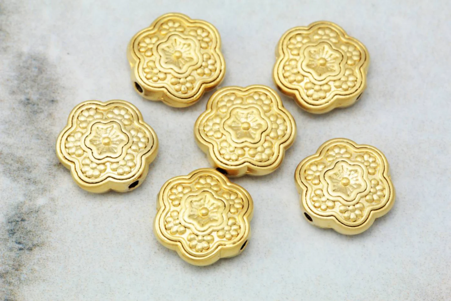 gold-plated-metal-flat-daisy-charms.