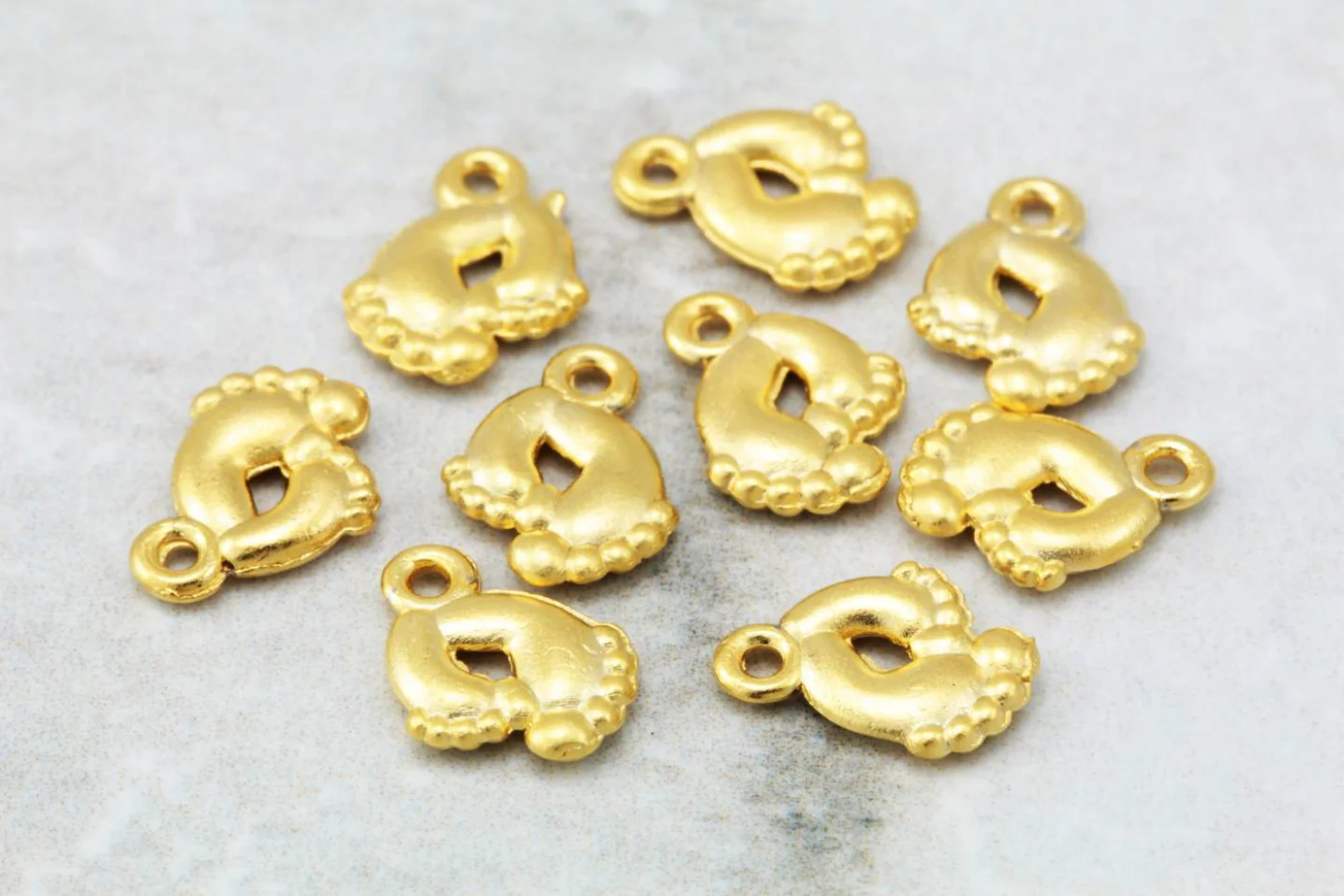 gold-plated-metal-footprint-pendant-char.