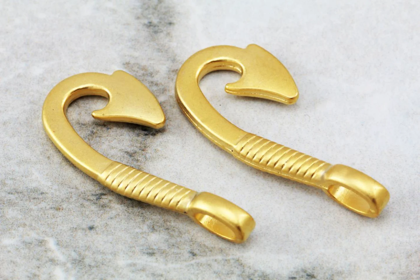 gold-metal-fish-hook-jewelry-end-clasp.