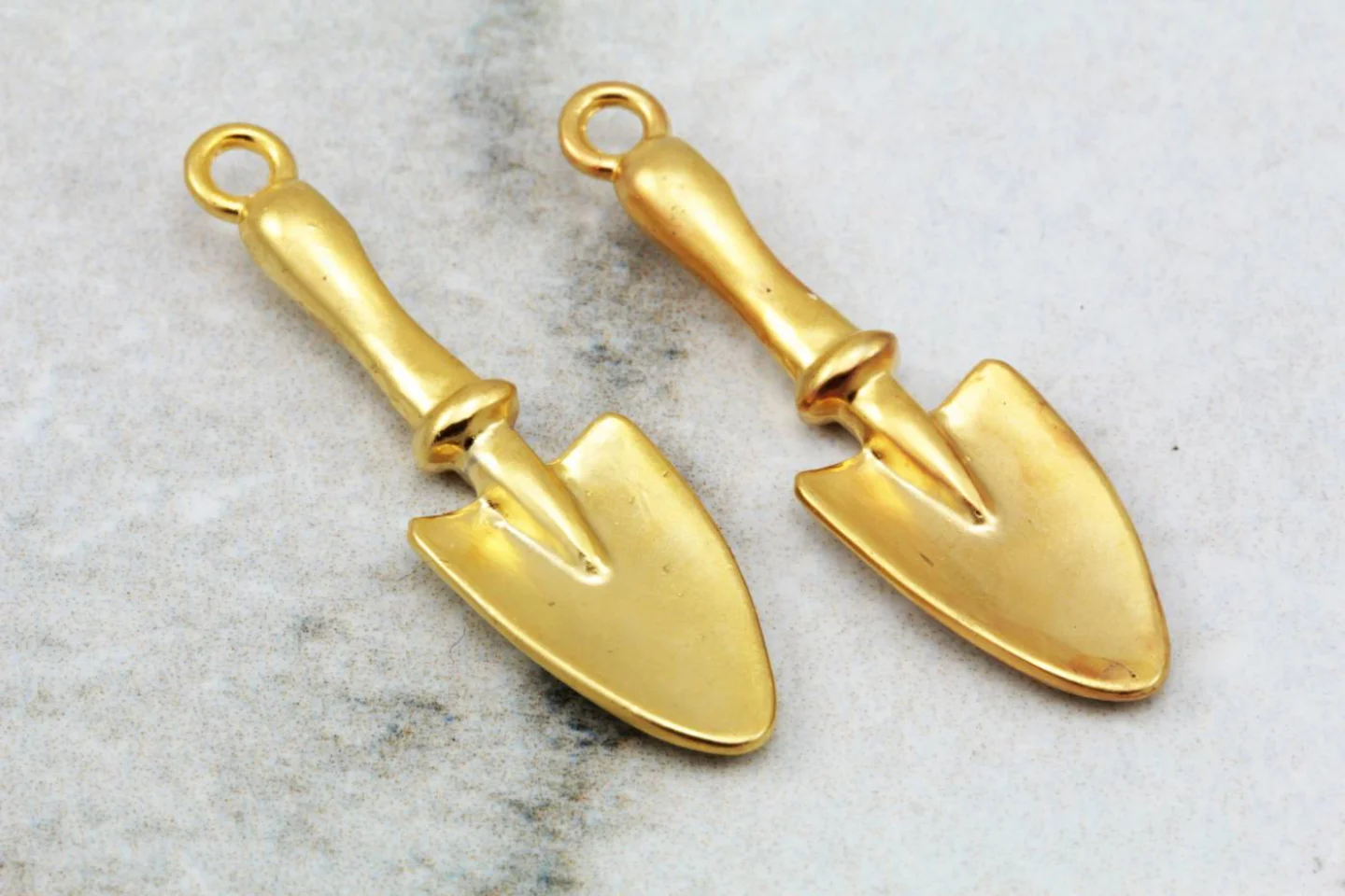 gold-plated-shovel-metal-pendants.