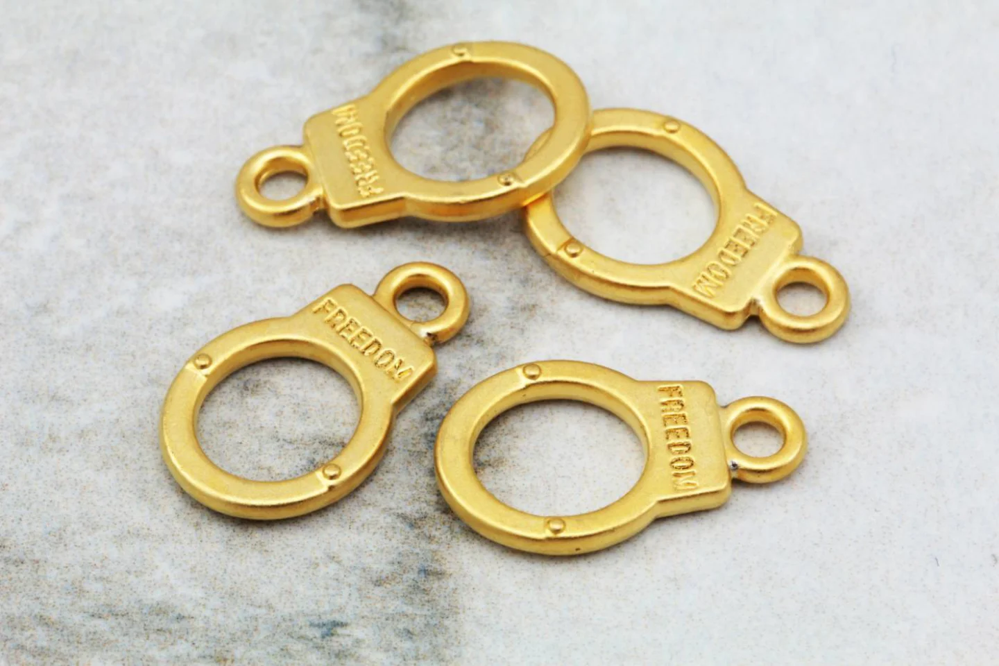gold-metal-handcuff-freedom-pendant.