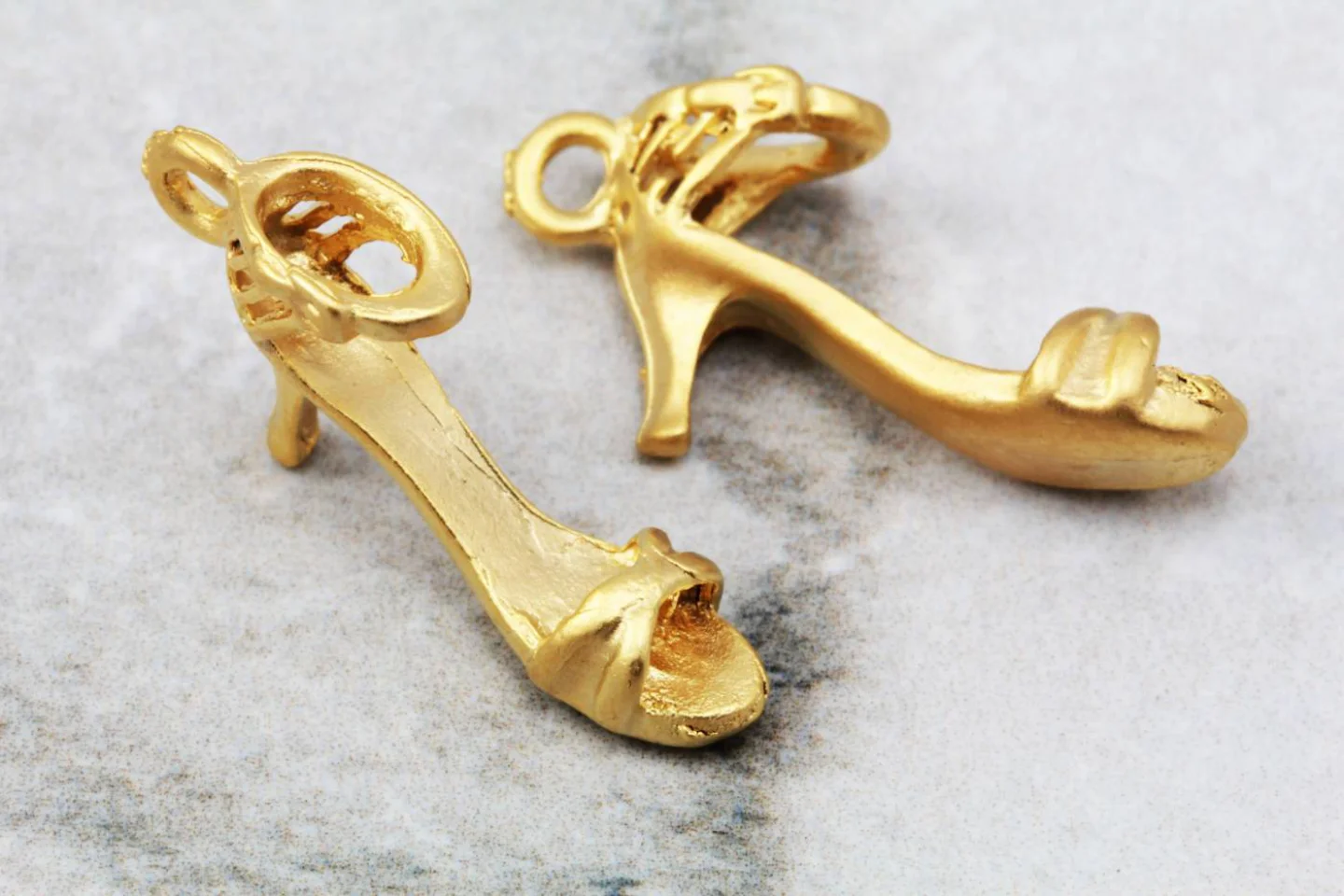 gold-plated-metal-high-heel-shoe-pendant.