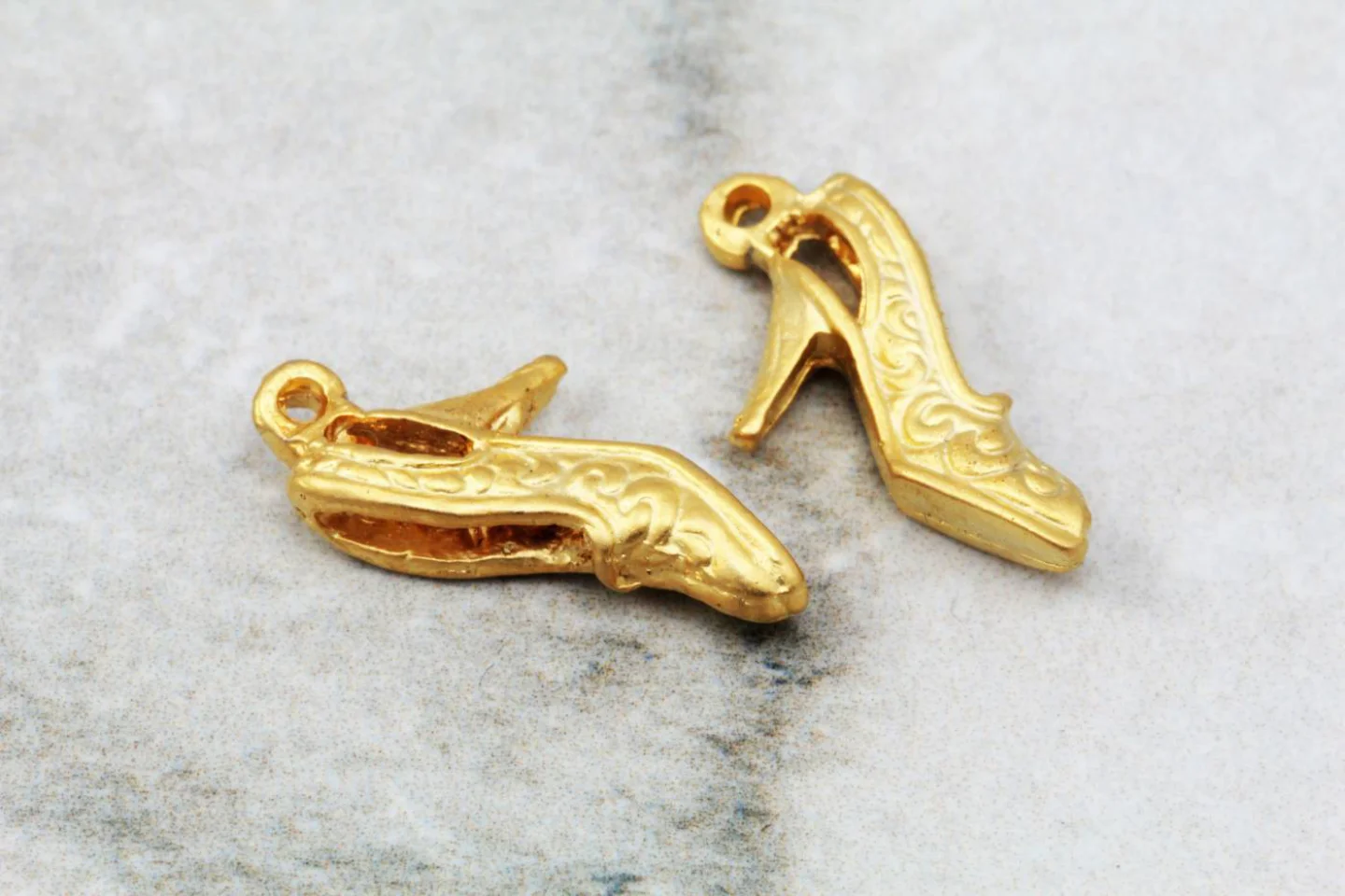 gold-high-heel-shoe-jewelry-pendant.