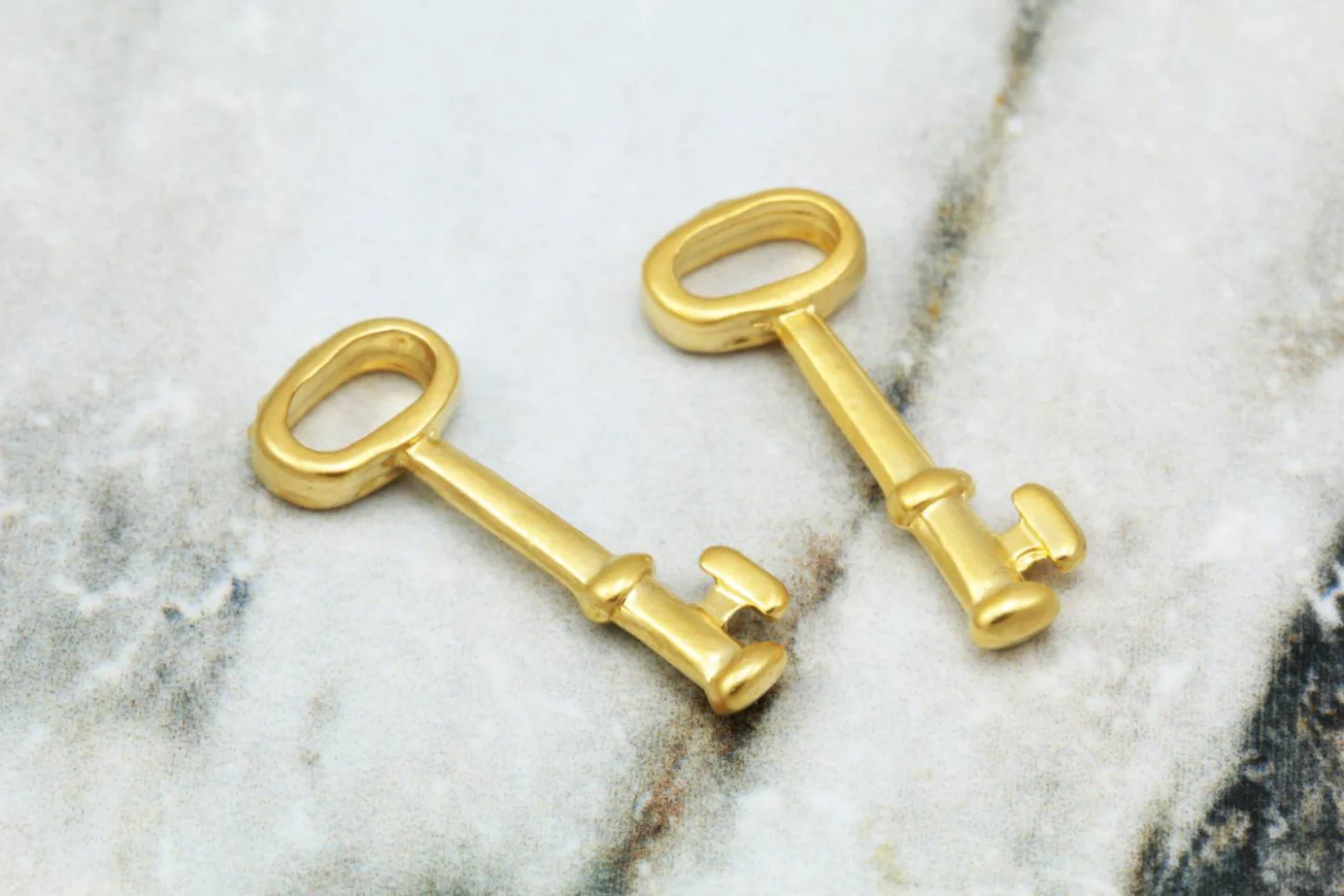 gold-plated-metal-key-jewelry-pendants.