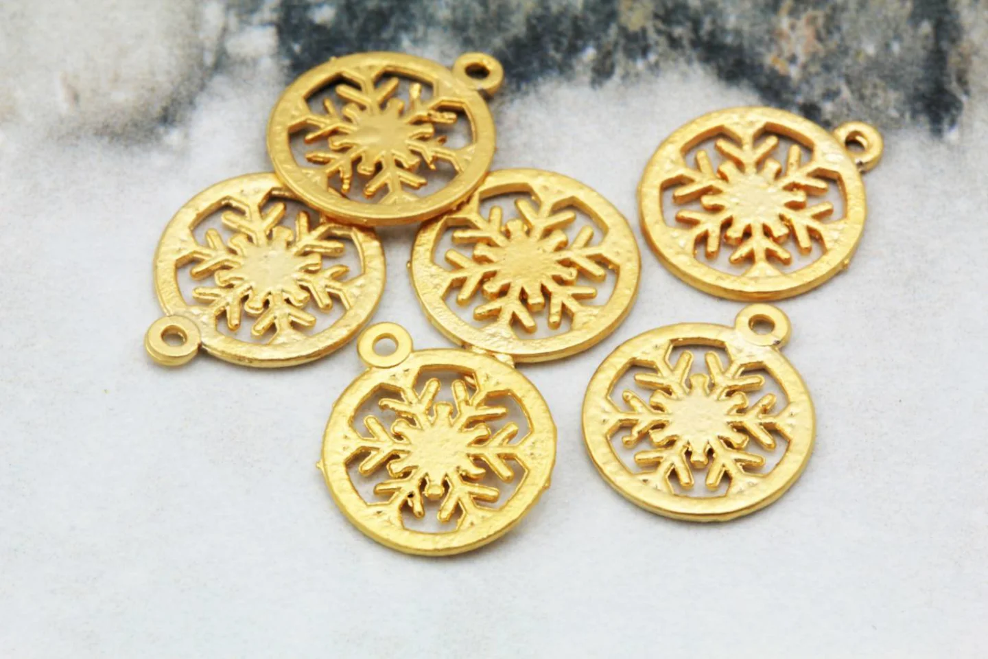 gold-plated-snowflake-jewelry-pendants.