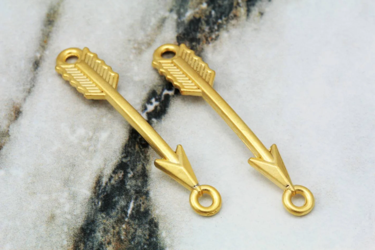 gold-plated-metal-arrow-pendant-charms.