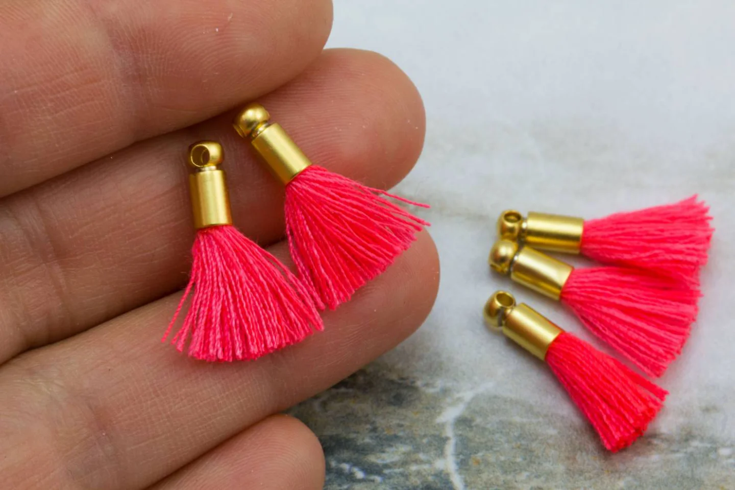 2cm-neon-pink-cotton-mini-tassels.