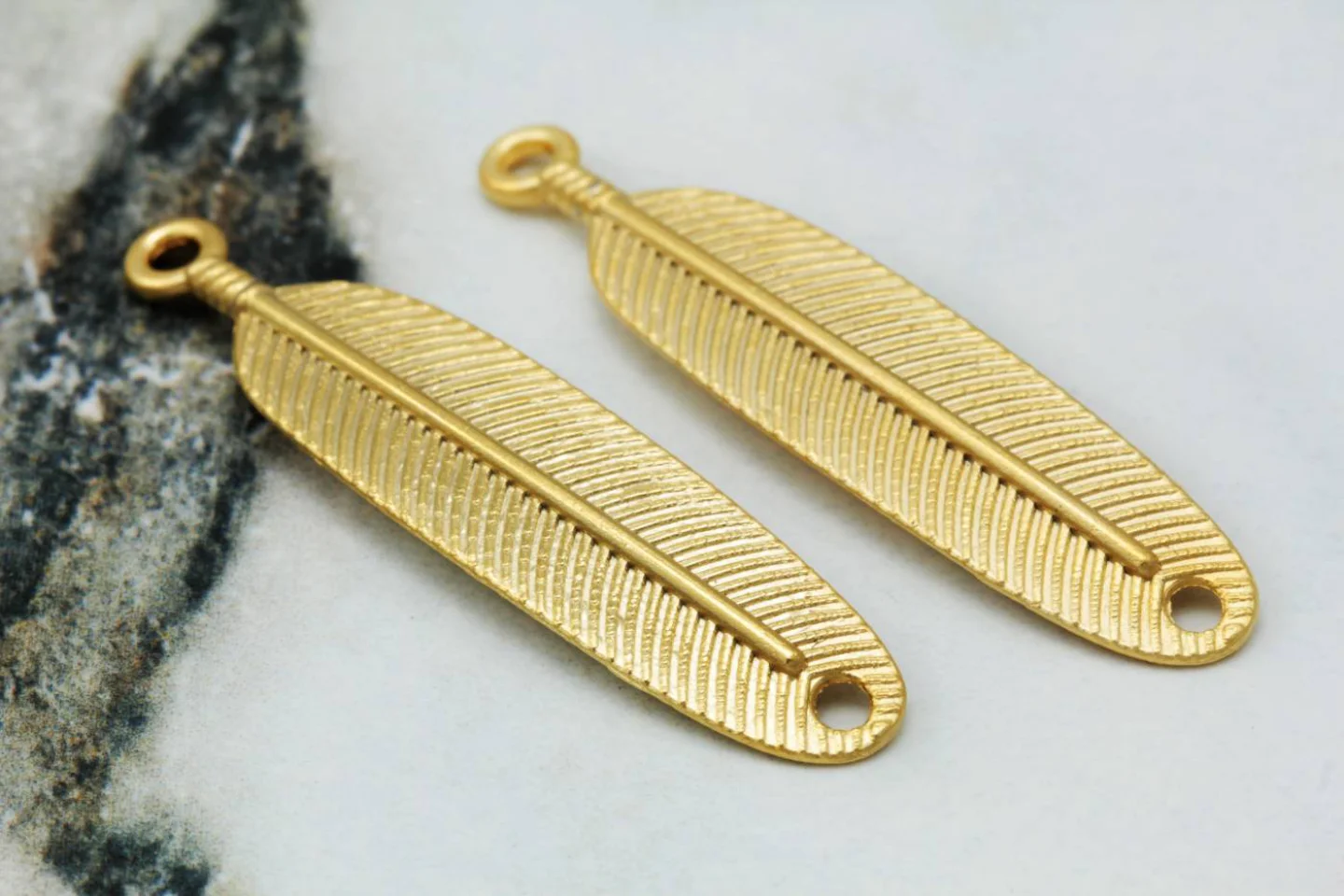 gold-plated-metal-feather-pendant-charms.