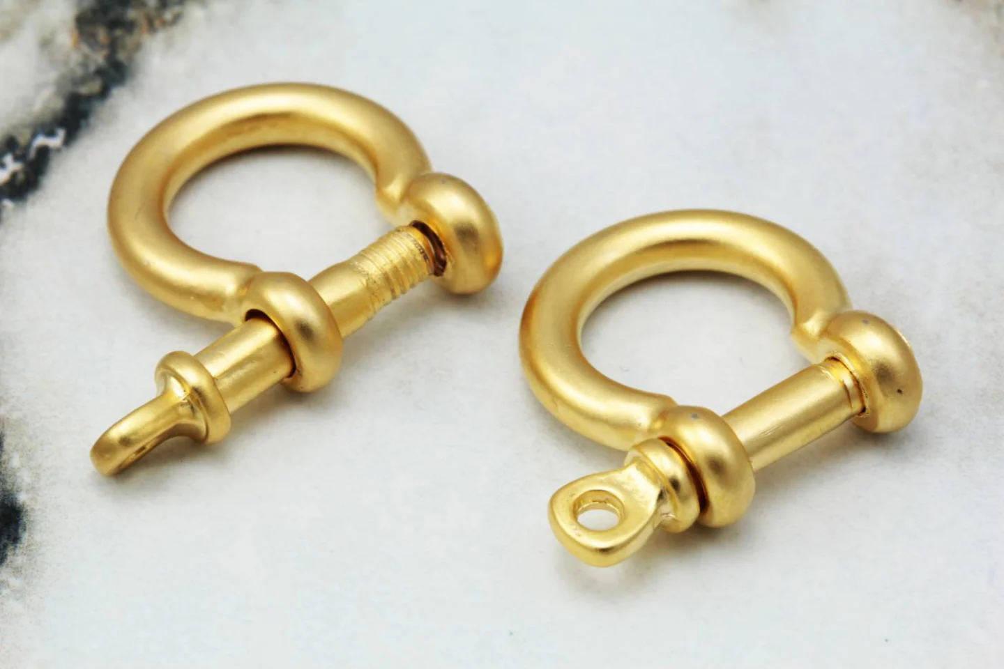 gold-metal-big-bracelet-end-clasps.