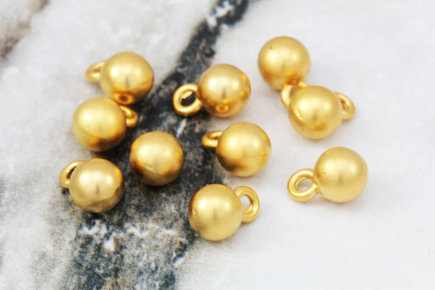 gold-plated-metal-round-ball-pendants.