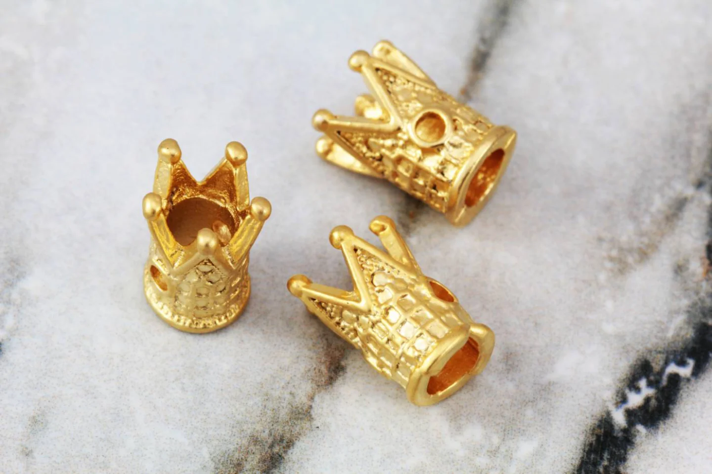 gold-plated-king-crown-pendant-charms.