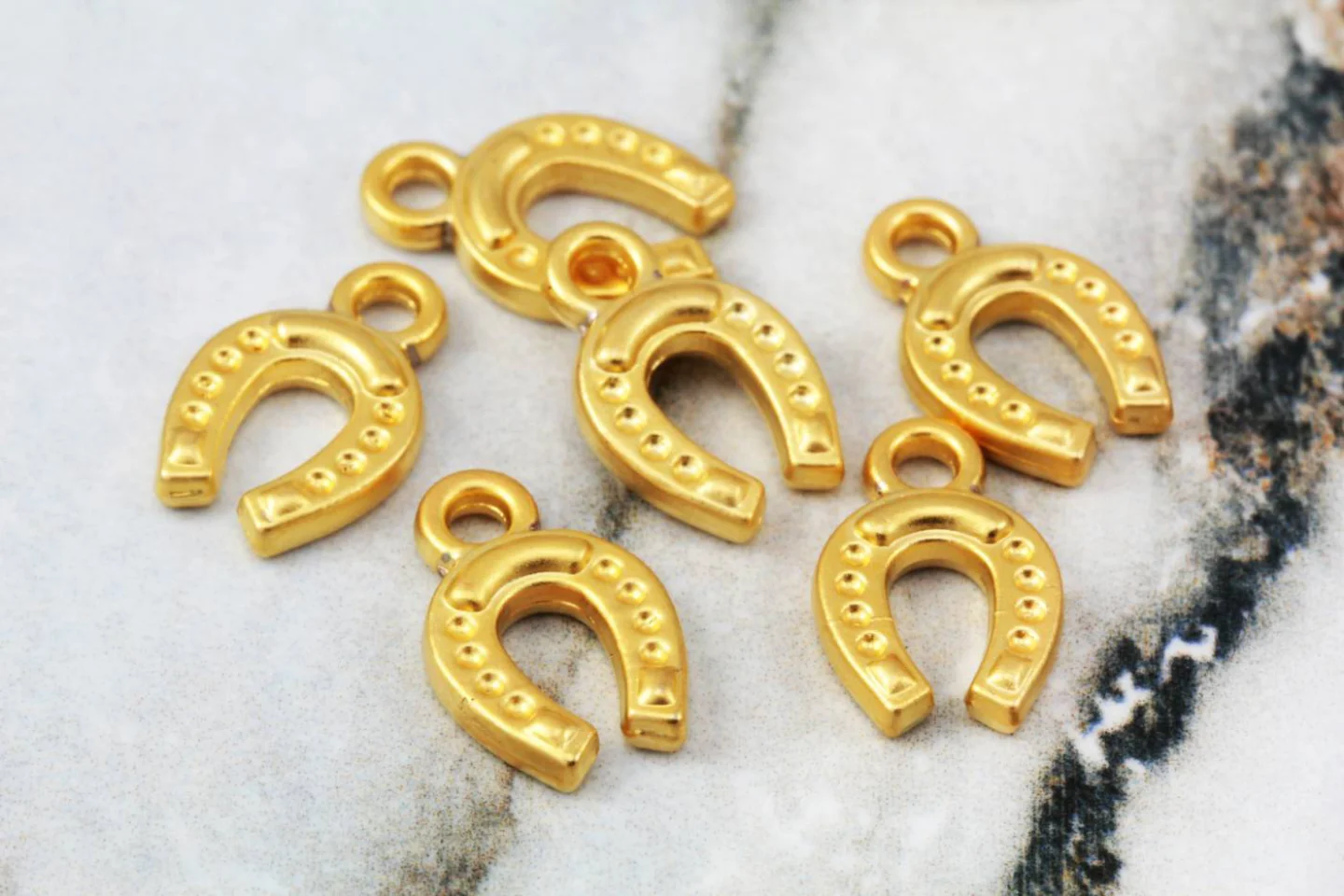 gold-plated-metal-horseshoe-pendants.