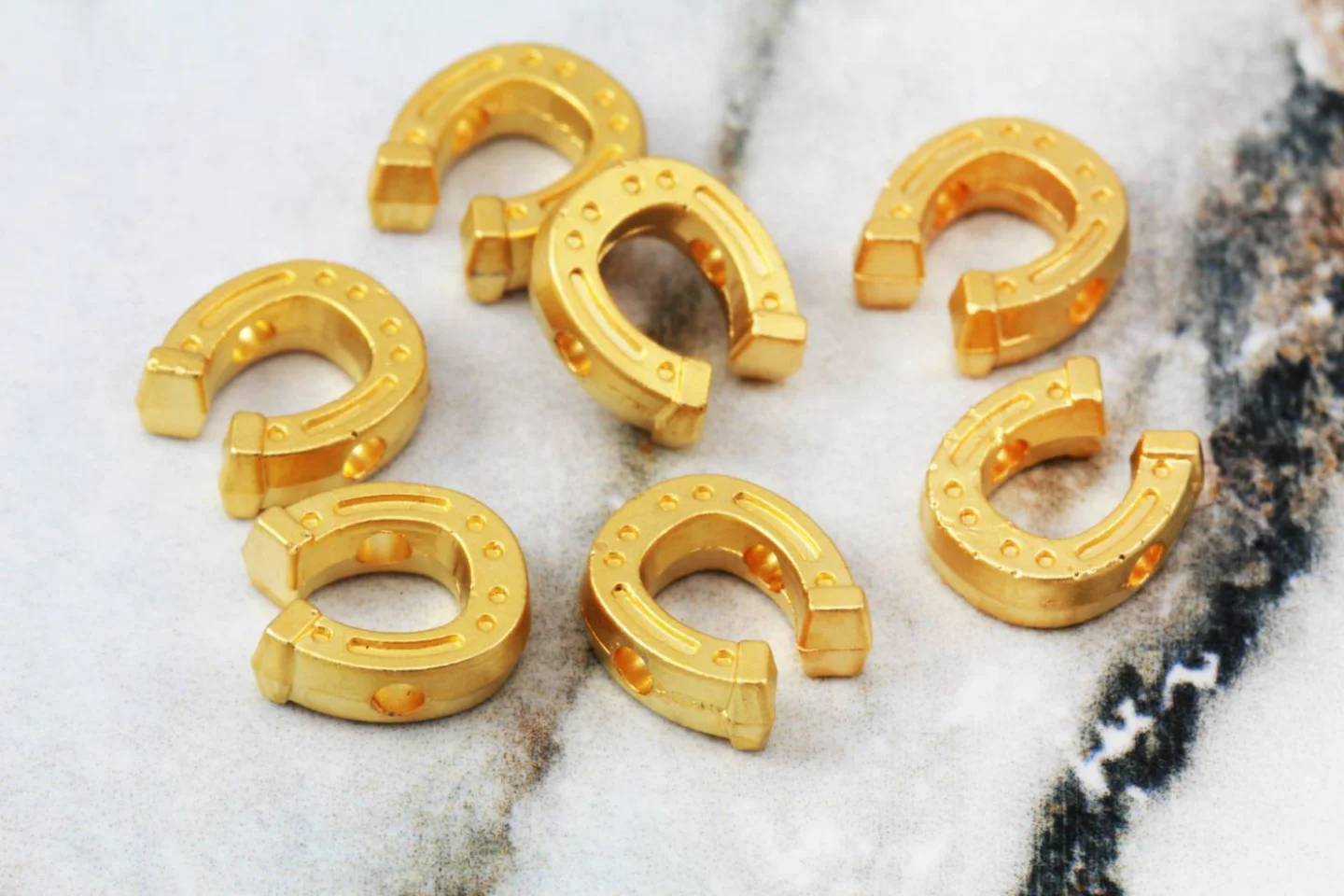 gold-plated-metal-horseshoe-charms.