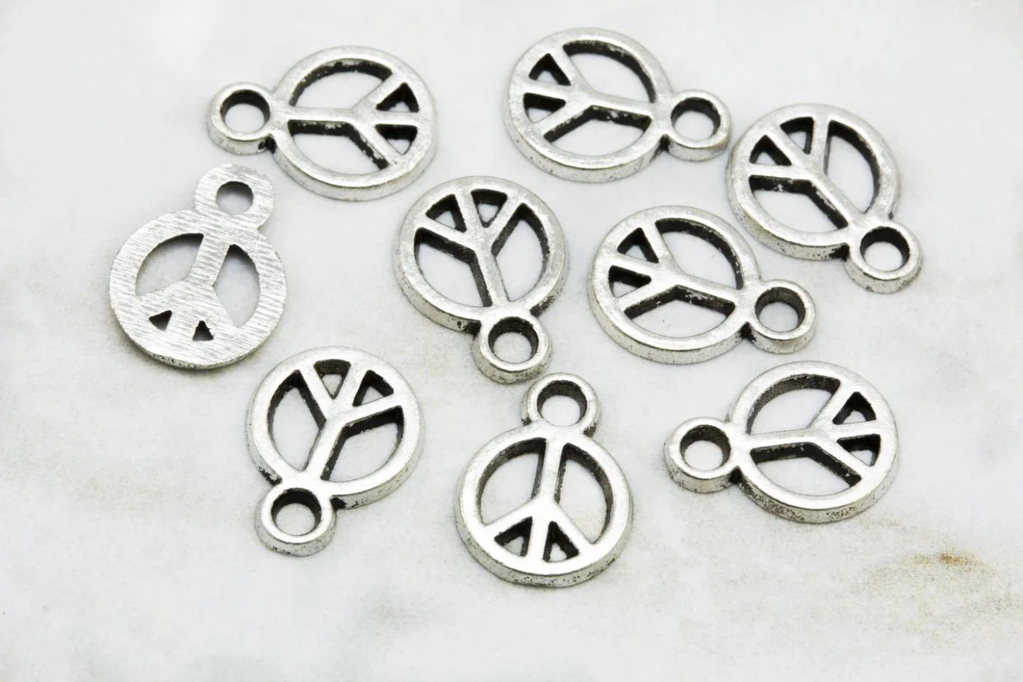 metal-peace-sign-jewelry-pendants.