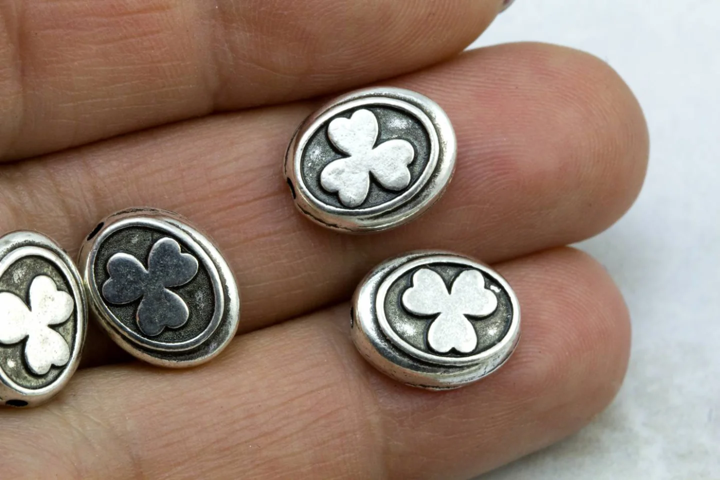 oval-clover-metal-silver-beads.
