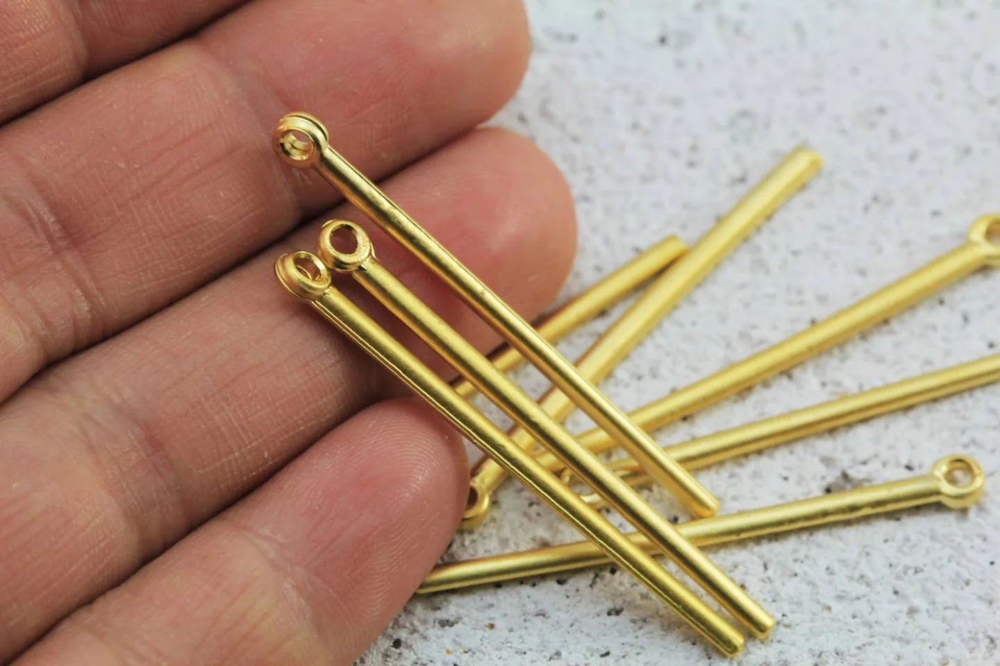 gold-metal-tiny-stick-end-bar-pendant.